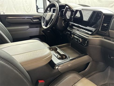Used 2025 Chevrolet Silverado 2500 ZR2 w/ Technology Package image 30