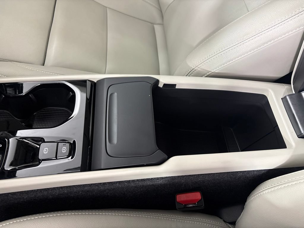 Used 2026 Volvo XC40 B5 Plus AWD/4WD image 44