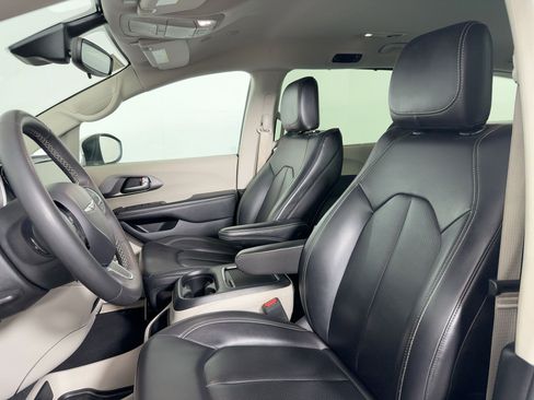 Used 2023 Chrysler Pacifica Touring-L image 4