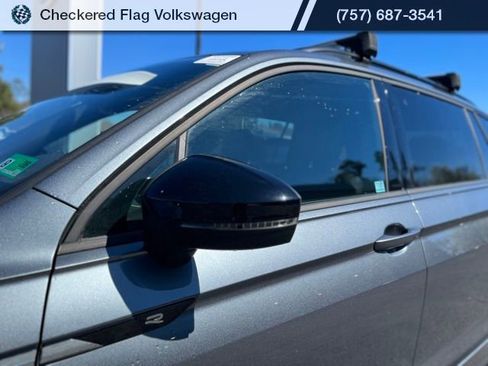 Used 2022 Volkswagen Tiguan SE R-Line image 2