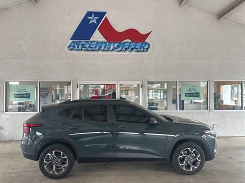 Used 2025 Chevrolet Trax LT image 1