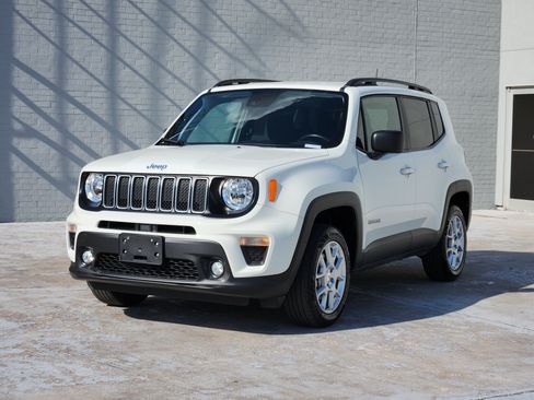 Used 2023 Jeep Renegade Latitude w/ Premium Group AWD/4WD image 4