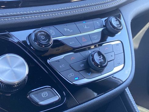 New 2026 Chrysler Pacifica Limited image 24