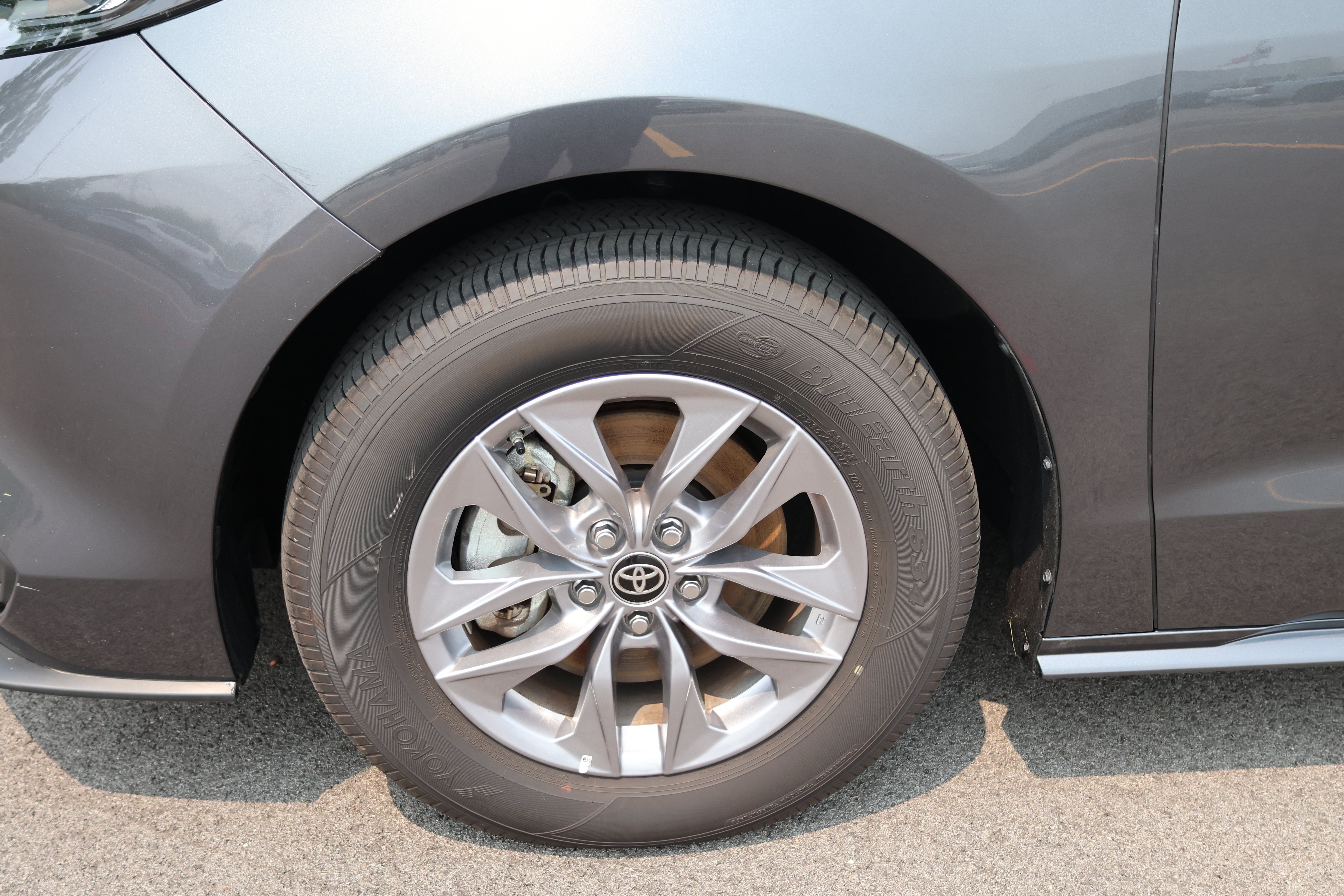 Certified 2025 Toyota Sienna XLE FWD image 10
