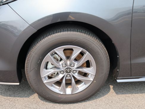 Used 2025 Toyota Sienna XLE FWD image 10