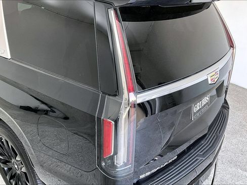 Used 2022 Cadillac Escalade Premium Luxury w/ Performance Package AWD/4WD image 38
