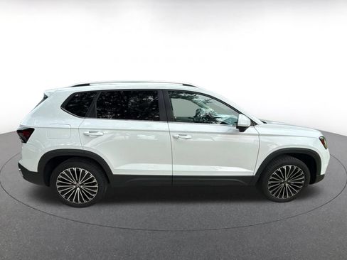Used 2025 Volkswagen Taos SE FWD image 8