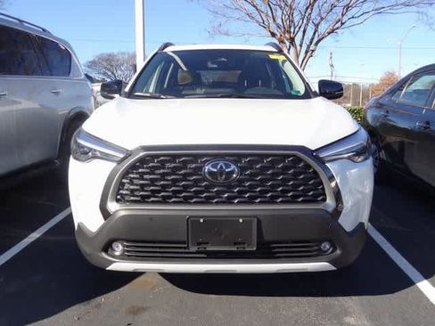 Used 2025 Toyota Corolla Cross XLE image 2