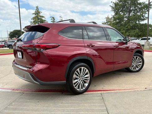 Used 2023 Toyota Highlander Platinum FWD image 6