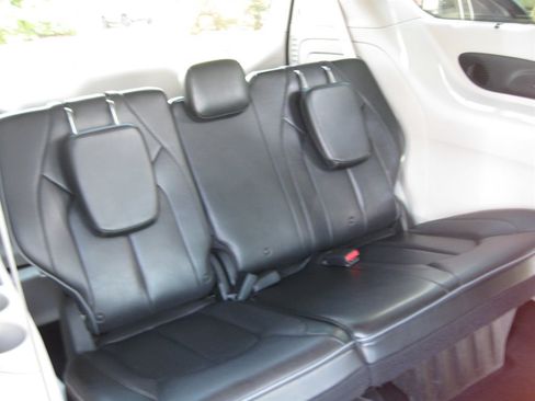 Used 2018 Chrysler Pacifica Limited FWD image 28