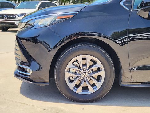 Used 2023 Toyota Sienna XLE FWD image 10