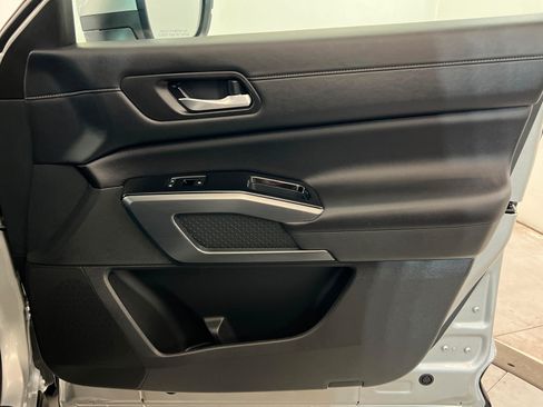 Used 2025 Nissan Pathfinder SL FWD image 25