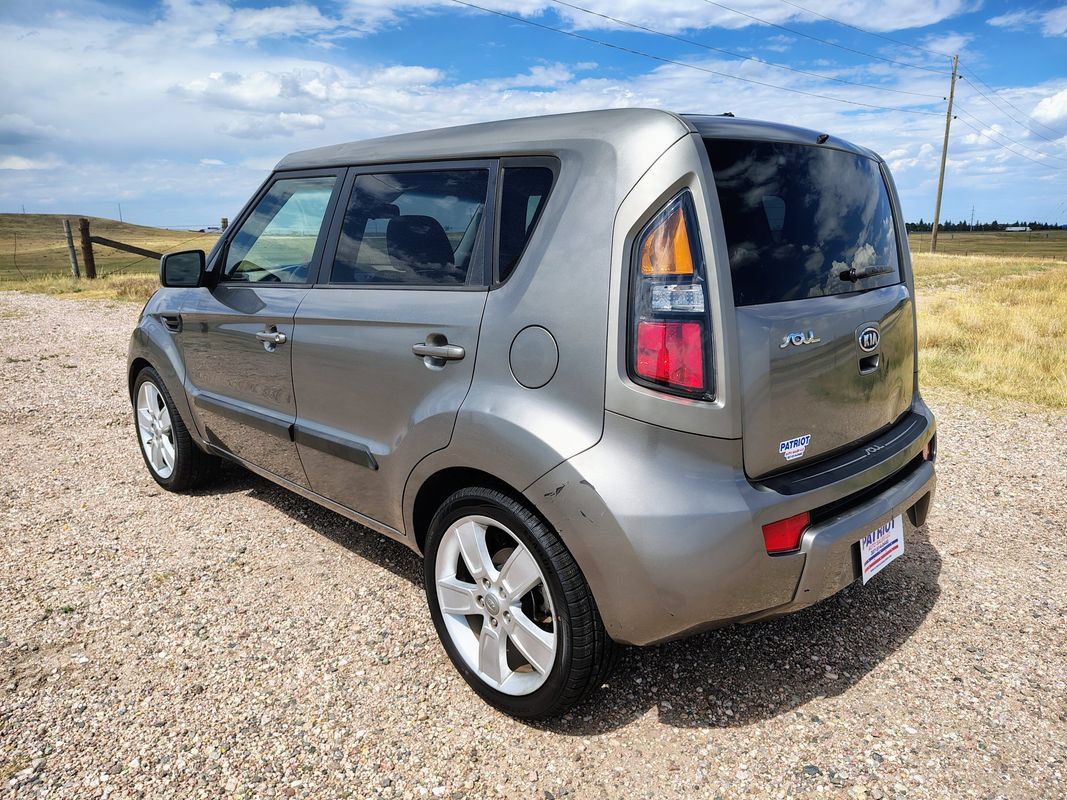 Used 2011 Kia Soul ! FWD image 3