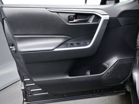 Used 2022 Toyota RAV4 LE AWD/4WD image 9