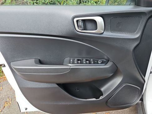 Used 2025 Hyundai Venue SEL image 25