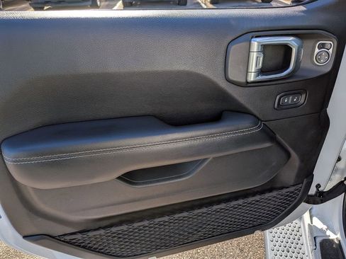 Used 2019 Jeep Wrangler Unlimited Sahara w/ Uconnect 4C Nav & Sound Group image 11