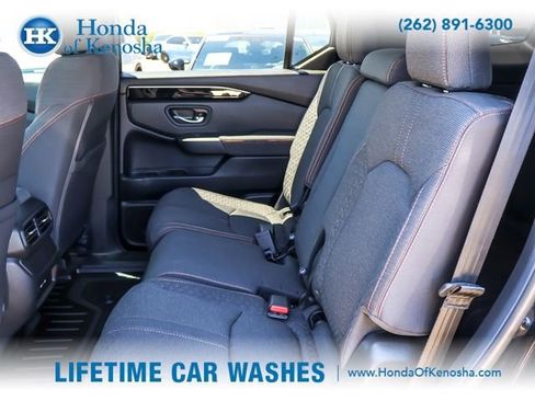 Used 2025 Honda Pilot Sport image 11