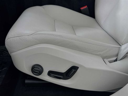 Certified 2025 Volvo XC60 B5 Plus w/ Protection Package Premier image 18