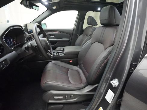Certified 2025 Honda Pilot Black Edition image 7