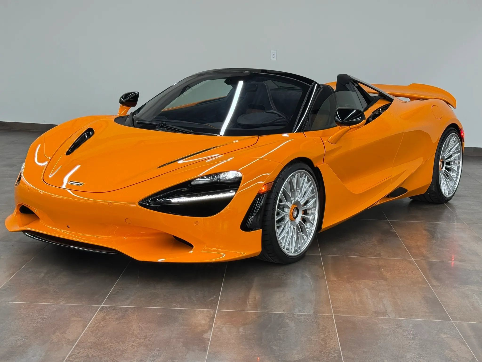 Used 2025 McLaren 750S Spider RWD image 23