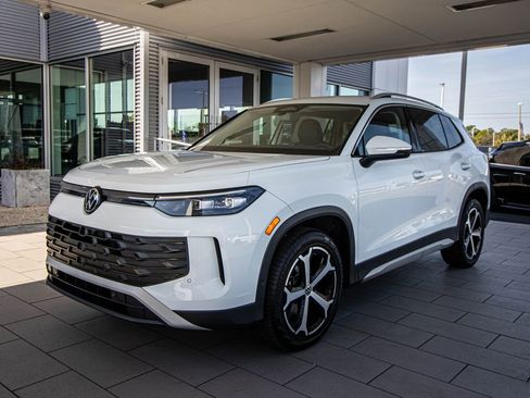 Certified 2025 Volkswagen Tiguan SE image 13