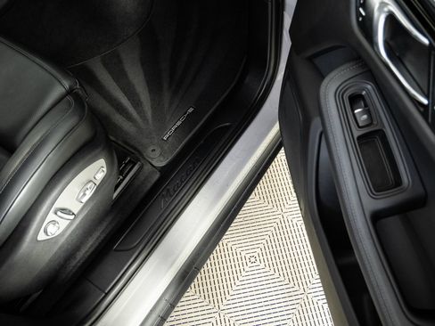 Certified 2023 Porsche Macan AWD/4WD image 25