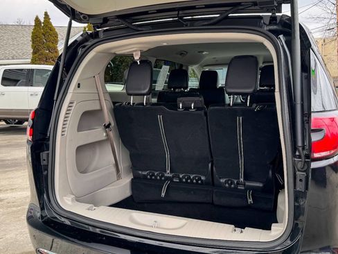Used 2024 Chrysler Pacifica Touring-L image 18