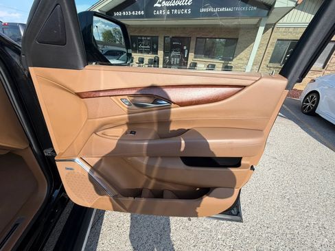Used 2017 Cadillac Escalade AWD Platinum image 16