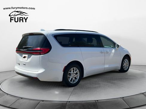 Used 2022 Chrysler Pacifica Touring-L FWD image 3