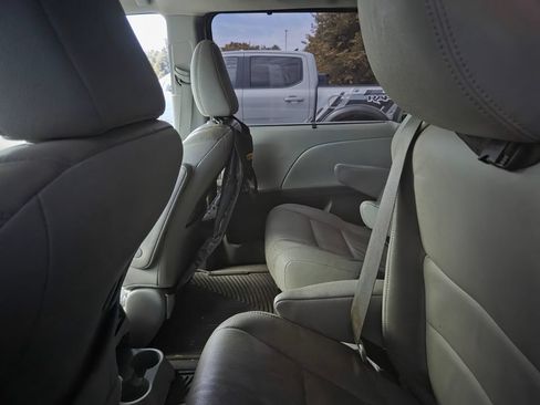 Used 2015 Toyota Sienna XLE Premium FWD image 6