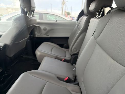 Used 2026 Toyota Sienna XLE FWD image 3