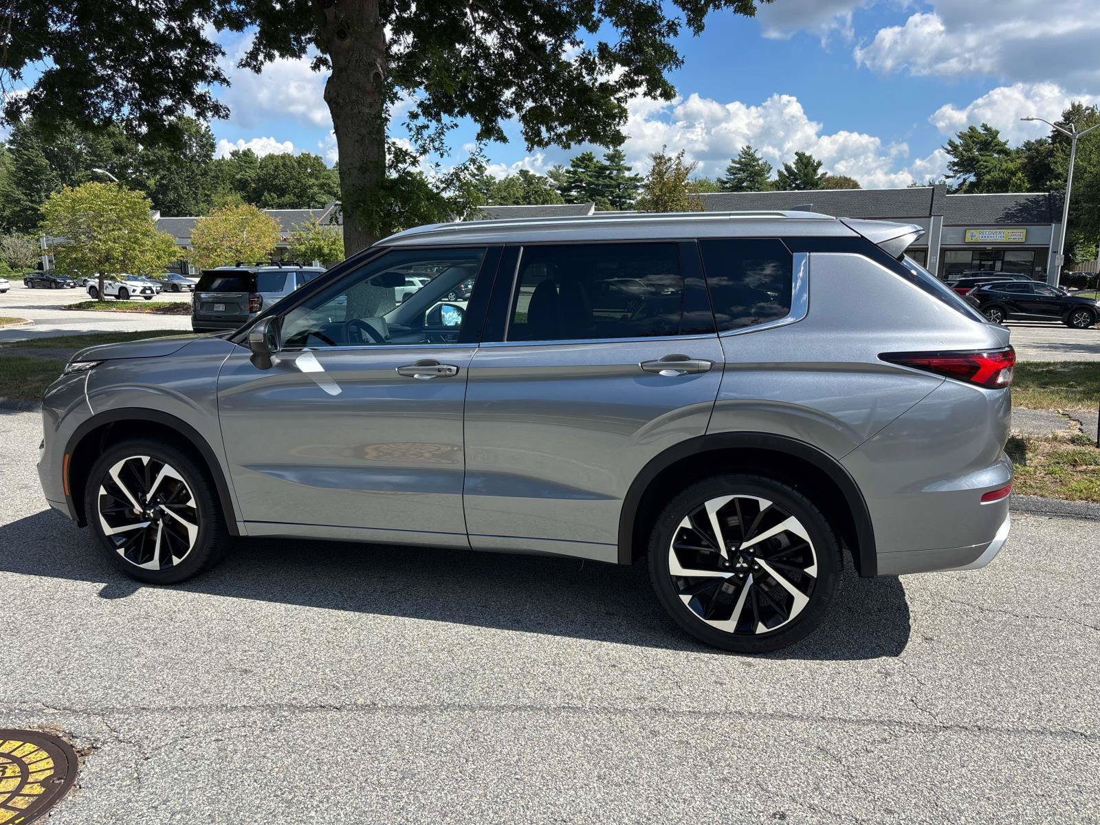 Used 2024 Mitsubishi Outlander SEL AWD/4WD image 2