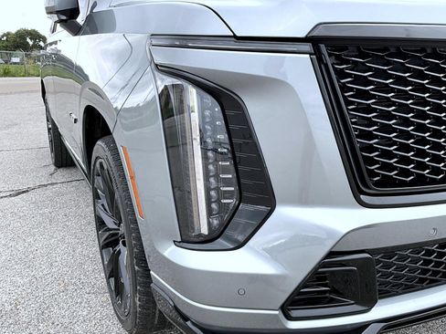 Used 2025 Cadillac Escalade V w/ LPO, ONYX Package AWD/4WD image 10
