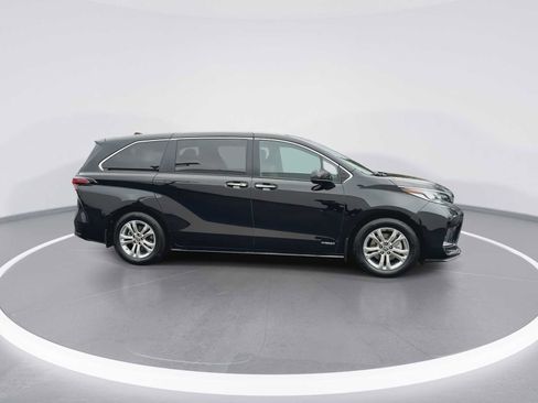 Used 2021 Toyota Sienna XSE image 9