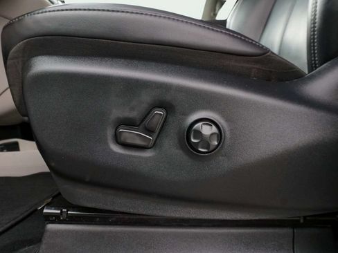 Used 2023 Chrysler Pacifica Touring-L FWD image 17
