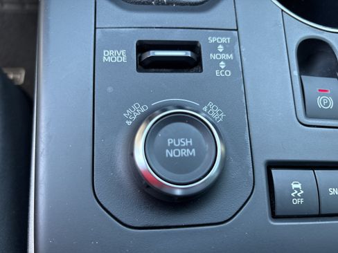 Used 2022 Toyota Highlander XSE AWD/4WD image 8