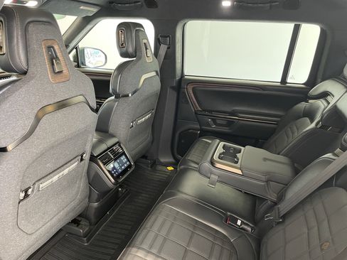 Used 2025 Rivian R1S Premium image 30