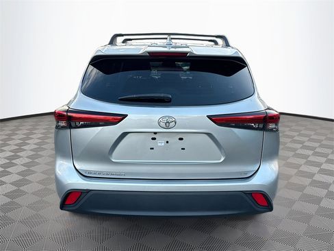 Used 2021 Toyota Highlander LE image 9