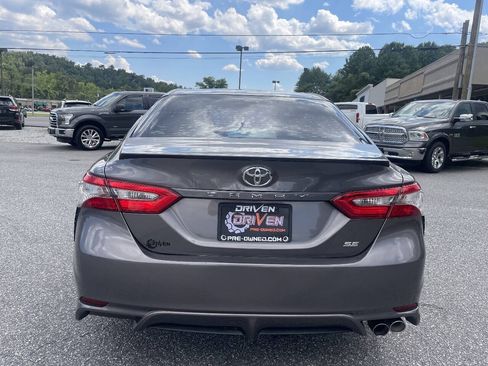 Used 2018 Toyota Camry SE w/ Moonroof Package FWD image 8
