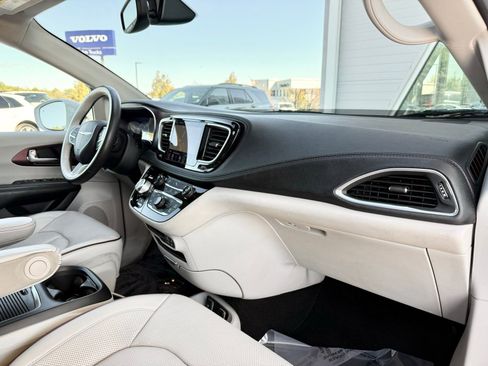 Used 2020 Chrysler Pacifica Limited image 31