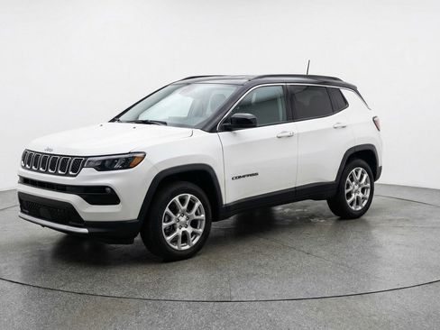 Used 2025 Jeep Compass Limited image 3