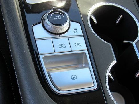 Used 2025 Genesis G70 2.5T image 18