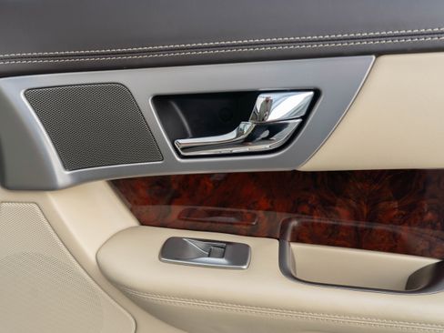 Used 2011 Jaguar XF Portfolio image 31