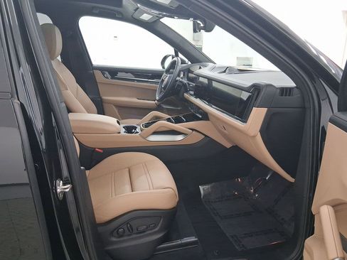 Certified 2025 Porsche Cayenne GTS image 39