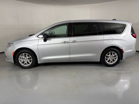 Used 2024 Chrysler Pacifica Touring-L FWD image 5