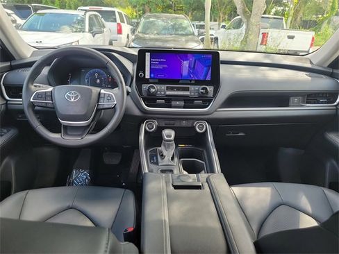 Used 2025 Toyota Grand Highlander Limited image 9