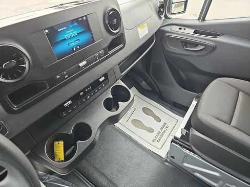 Used 2024 Mercedes-Benz Sprinter 2500 image 27