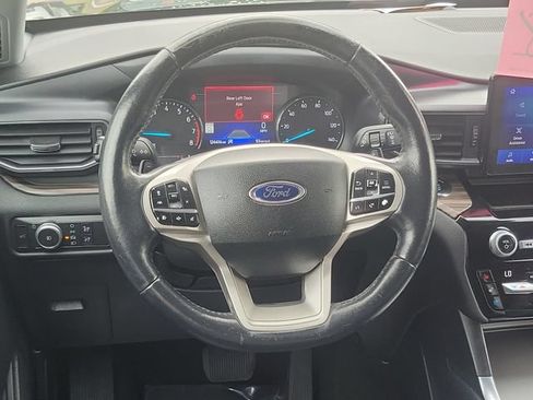 Used 2021 Ford Explorer Limited w/ Equipment Group 301A AWD/4WD image 29