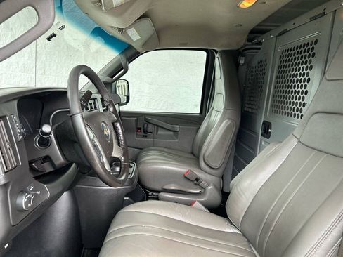 Used 2017 Chevrolet Express 3500 RWD image 9