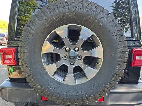 Used 2018 Jeep Wrangler Unlimited Sahara AWD/4WD image 9